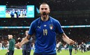 Bonucci fue tomado por un hincha más. Foto: AFP