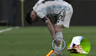 Lionel Messi y las huellas de las patadas en el Argentina-Colombia. (Reuters)
