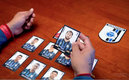 Los Gallos usaron tarjetas estilo Panini (Captura)