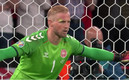 El láser apuntado al rostro de Schmeichel. (FOTO: Captura/The Sun)