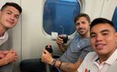 Charly Rodríguez compartió una foto en el avión que los llevó a Hiroshima. FOTO: @CharlyRdz29