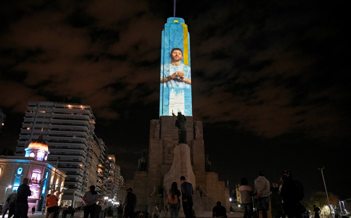 Proyectan imagen de Messi en colosal monumento en su natal Rosario - Vimarsana News