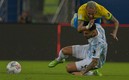 La figura de Brasil ante la dura marcación de los jugadores argentinos. Foto: AFP