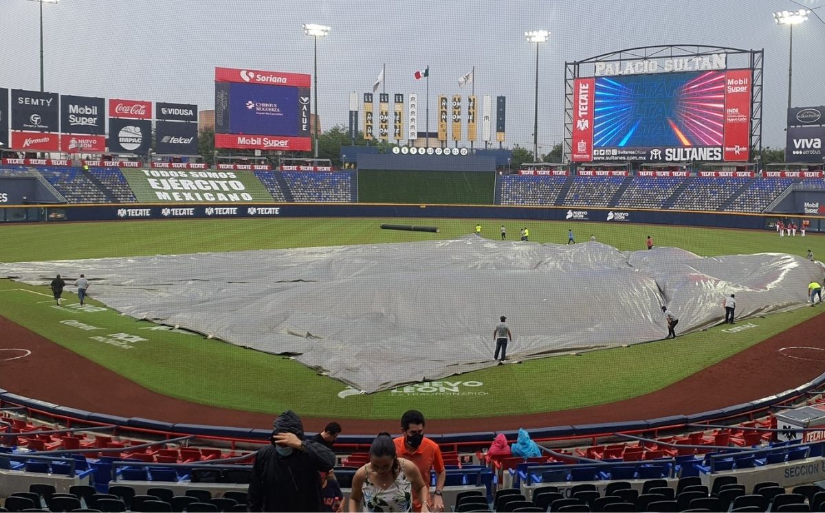 La llovizna se había hecho presente desde el inicio del juego. (@SultanesOficial)