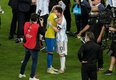 Messi y Neymar se abrazaron en la imagen de la noche (EFE)