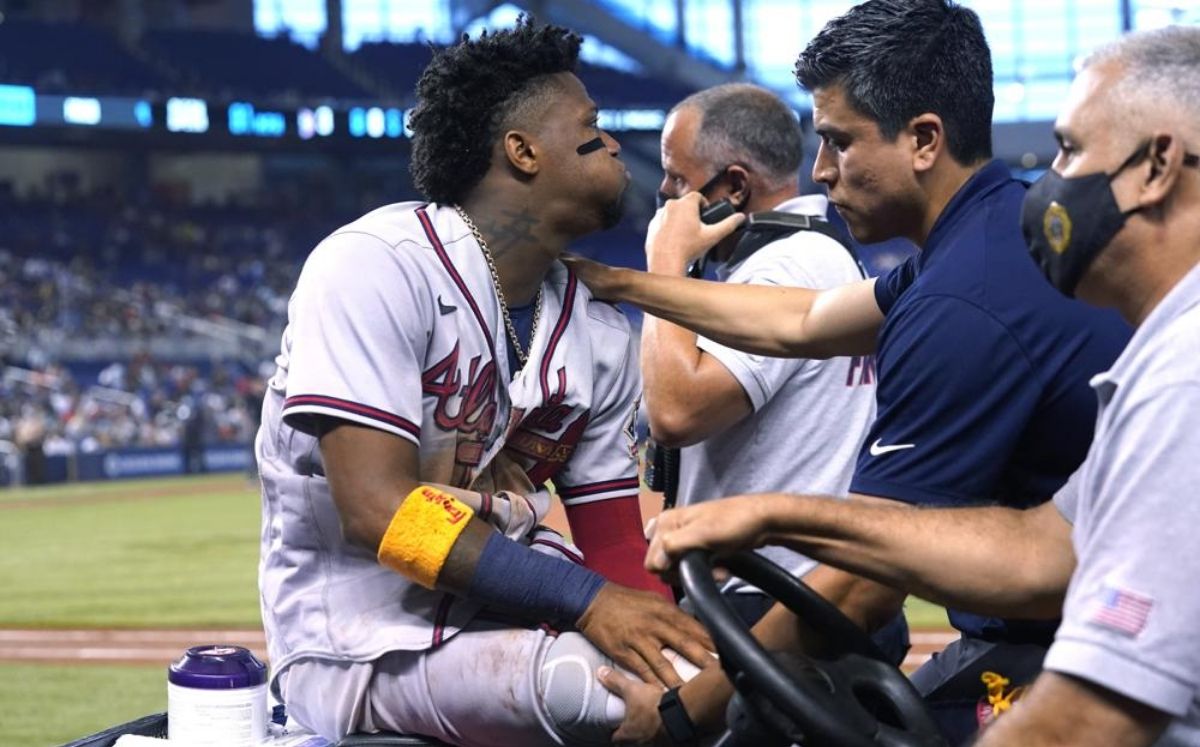 Ronald Acuña Jr. tuvo que abandonar el terreno de juego con ayuda de los entrenadores. (AP)