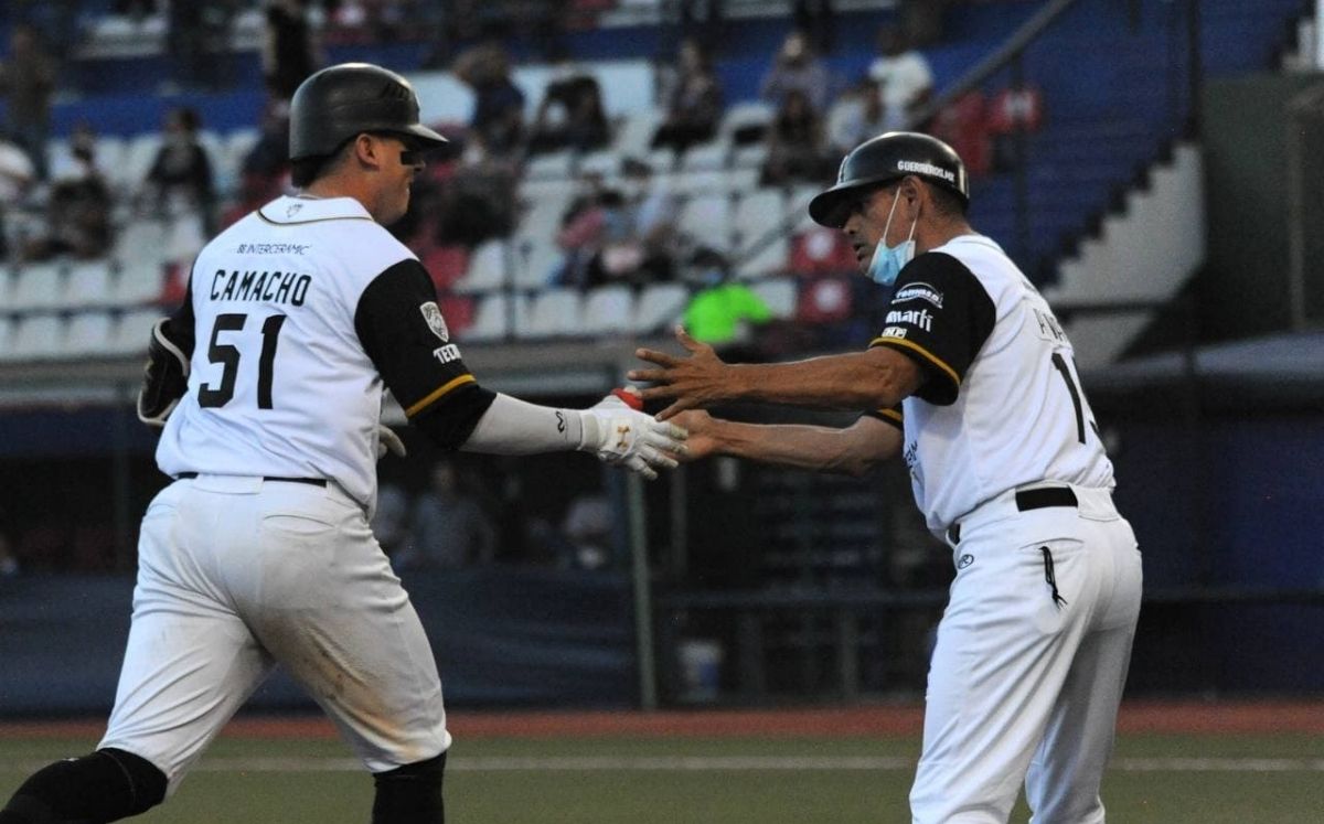 Juan Carlos Camacho fue el héroe pegando dos home runs de 3 carreras cada uno. (@GuerrerosOax)