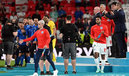 Phil Foden y Reece James ya sin las medallas de segundo lugar de la Euro. (Reuters)