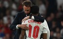Southgate consoló a varios jugadores en el campo de Wembley. Foto: AFP