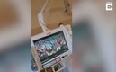 El hombre de 26 años vio el partido en uno de los monitores del aparato de hospital. Foto: DPA/Caters