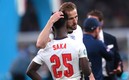 Saka recibe el apoyo de Kane tras fallar el penal ante Italia. Foto: Reuters
