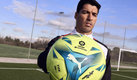 Luis Suárez muestra el balón especial de LaLiga para Clásicos y Derbis. (Foto cortesía de LaLiga)