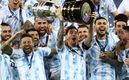 Messi fue el encargado de recibir el trofeo de campeón. (Foto: @SelecciónArgentina)