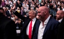 Donald Trump saluda a la gente en el evento. (Foto: AP)