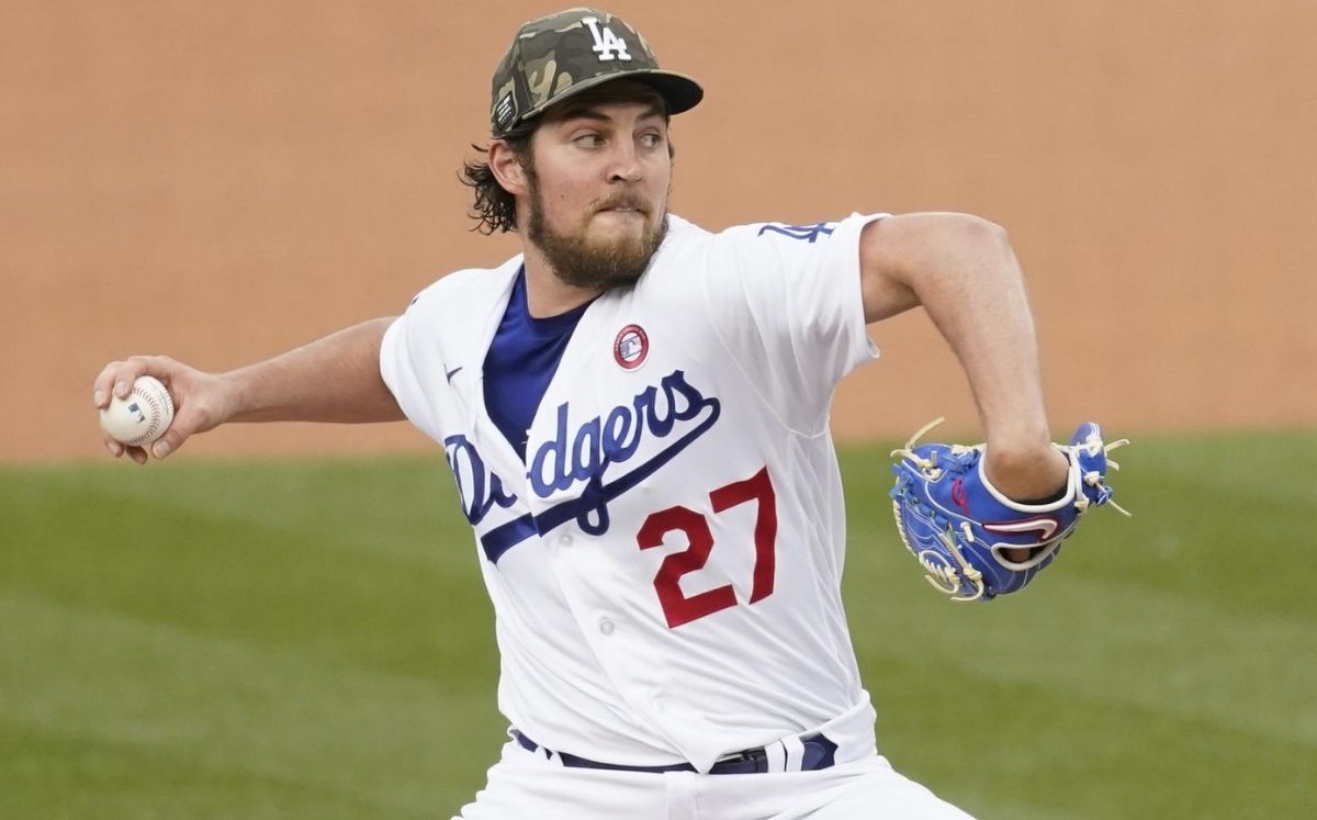 Trevor Bauer seguirá recibiendo su salario de los Dodgers mientras MLB termina la investigación. (AP)