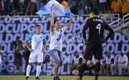 Sobre el final del juego, el espontáneo se metió al campo. Foto: Mexsport