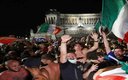 Aficionados celebran  la victoria de la selección italiana en la final de la Eurocopa contra Inglaterra en las calles de Milán.