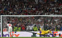 Donnarumma atajando el penal de Saka. (Foto: AFP)