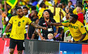 Los jugadores de Jamaica celebraron con los aficionados presentes (AFP)