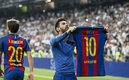 Messi mostró su jersey a las gradas.