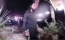 Sherman fue captado tratando de entrar en la casa de sus suegros (Captura)