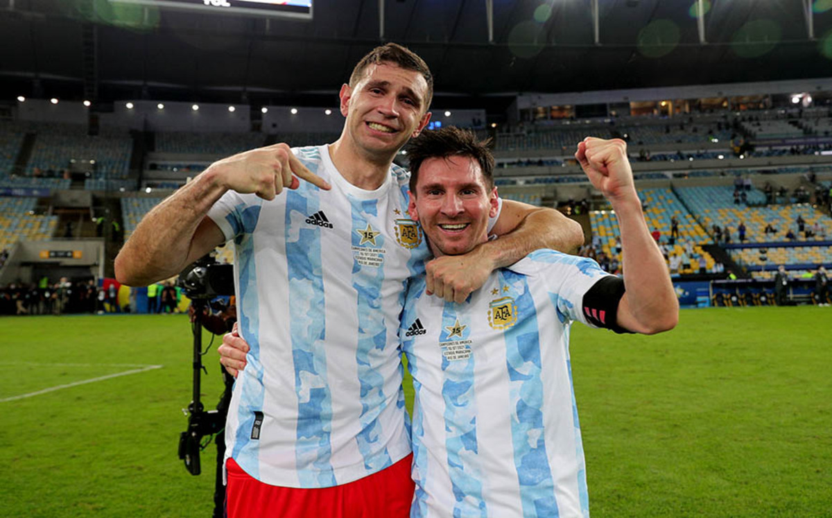 Emiliano Martínez celebrando el título con Messi. (Foto: AFA)