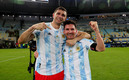 Emiliano Martínez celebrando el título con Messi. (Foto: AFA)