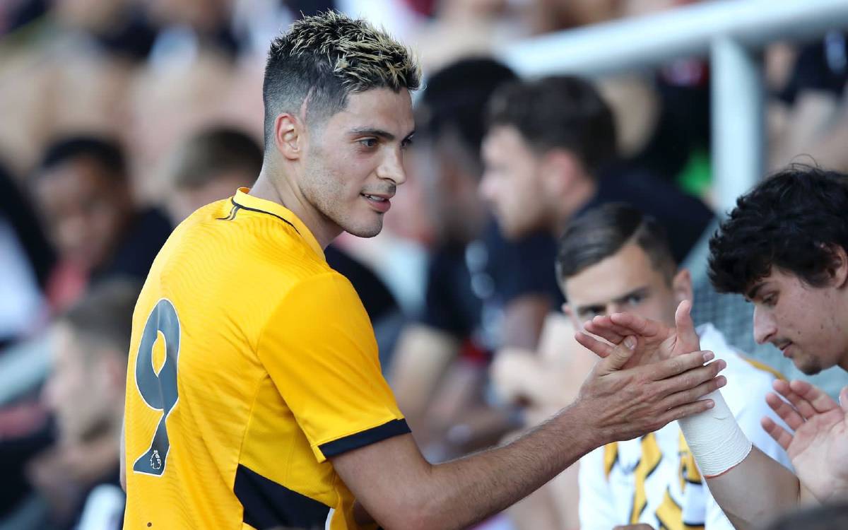 Raúl Jiménez volvió a jugar tras ocho ocho meses alejado de las cachas (Twitter @@WolvesEspanol)
