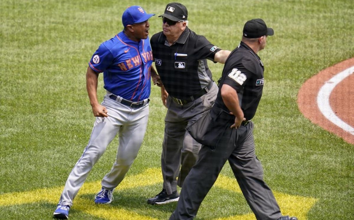 Luis Rojas se le fue encima al manager Jeremy Riggs tras la marcación. (AP)