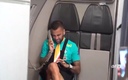 El jugador hizo de sobrecargo para ponerle "sabor" al vuelo de Brasil. (Captura)