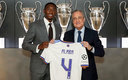 David Alaba y Florentino Pérez posando con la nueva camiseta. (Foto del Real Madrid)