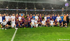 Jugadores del Barcelona y Madrid unidos en un Clásico de Leyendas amistoso. (Foto del Real Madrid)