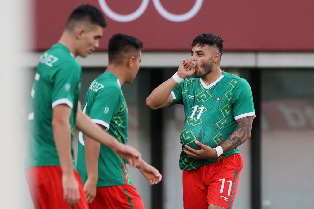 Alexis Vega lanza dedicatoria especial por su gol. (Foto: AFP)