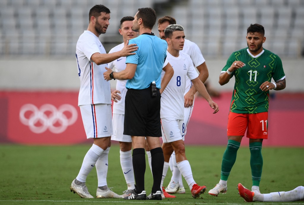Arbitro habla con Gignac y jugadores de Francia. (Foto: AFP)