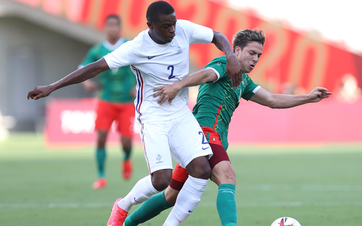 Córdova pelea el balón contra jugador francés. (Foto: AFP)