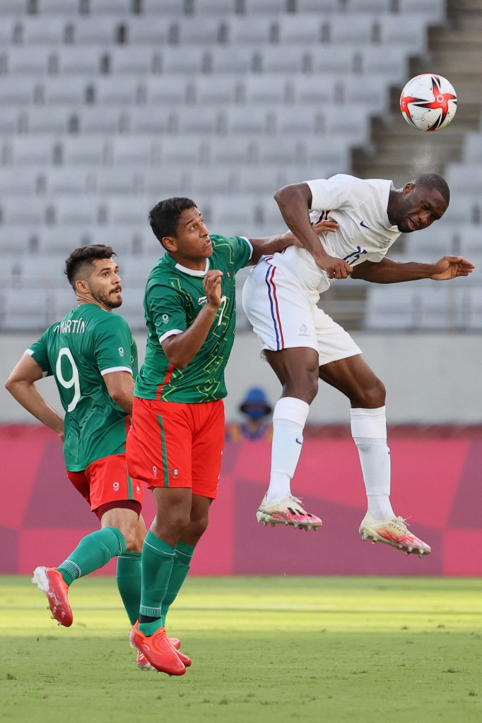 Futbolistas pelean balón aéreo en busca de la posesión. (Foto: AFP)