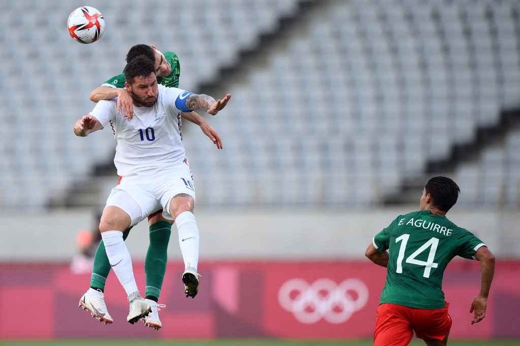 Gignac disputa un balón aéreo. (Foto: AFP)