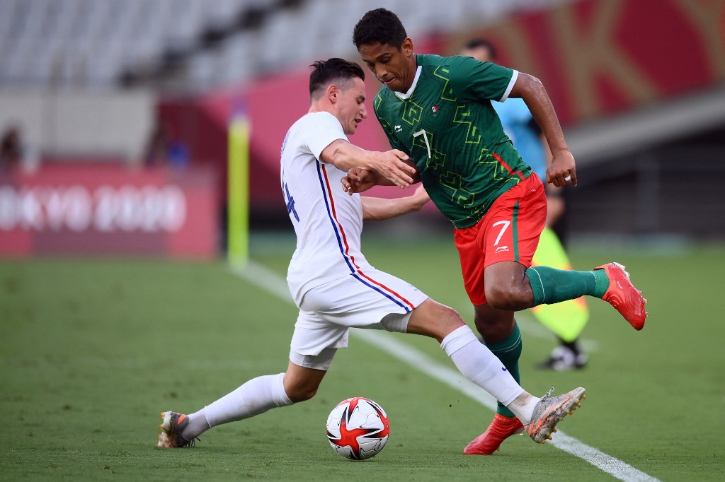 Luis Romo burlando a un futbolista francés. (Foto: AFP)