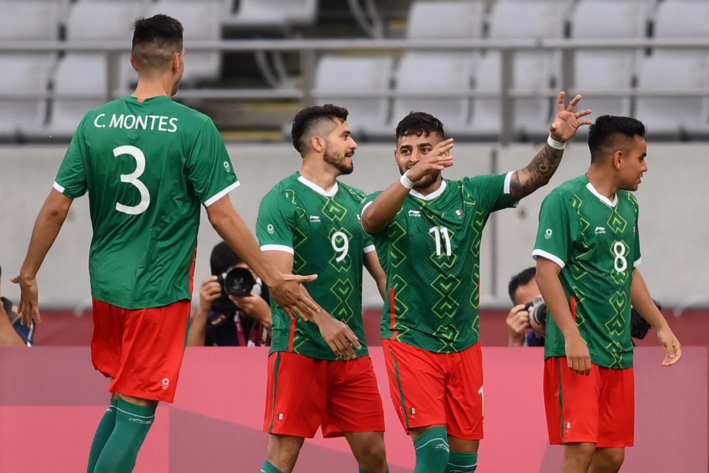 Montes, Henry, Vega y Rodríguez festejando el gol de México. (Foto: AFP)