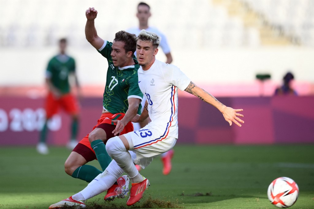 Seleccionado francés le roba el balón a Sebastián Córdova. (Foto: AFP)