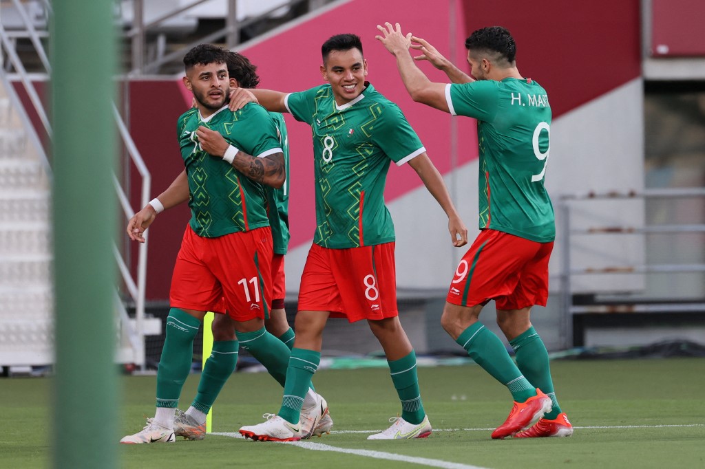 Vega, Rodríguez y Martín festejando el gol de México. (Foto: AFP)