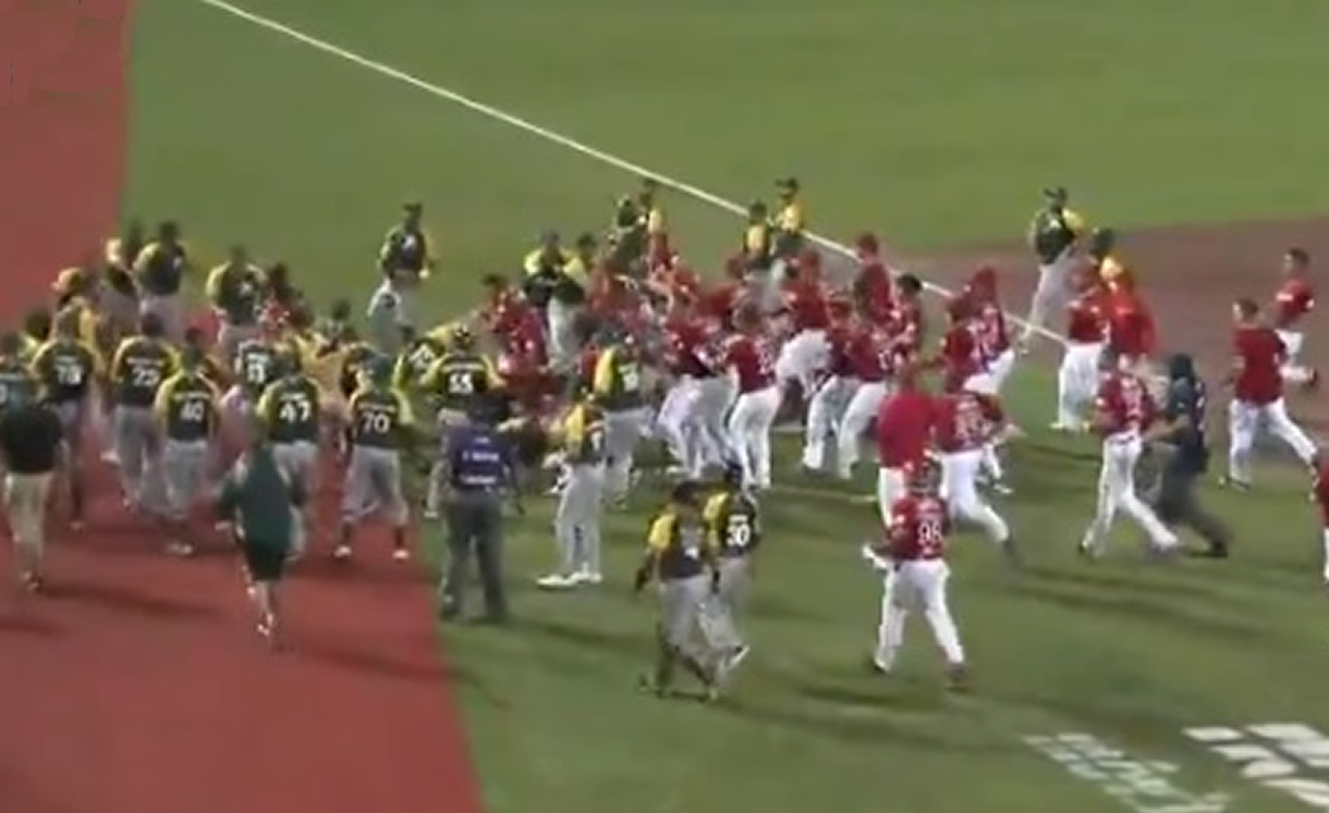 ¡BRONCA, BRONCA! Pelea entre Pericos y Águila con Yasiel Puig (VIDEO)