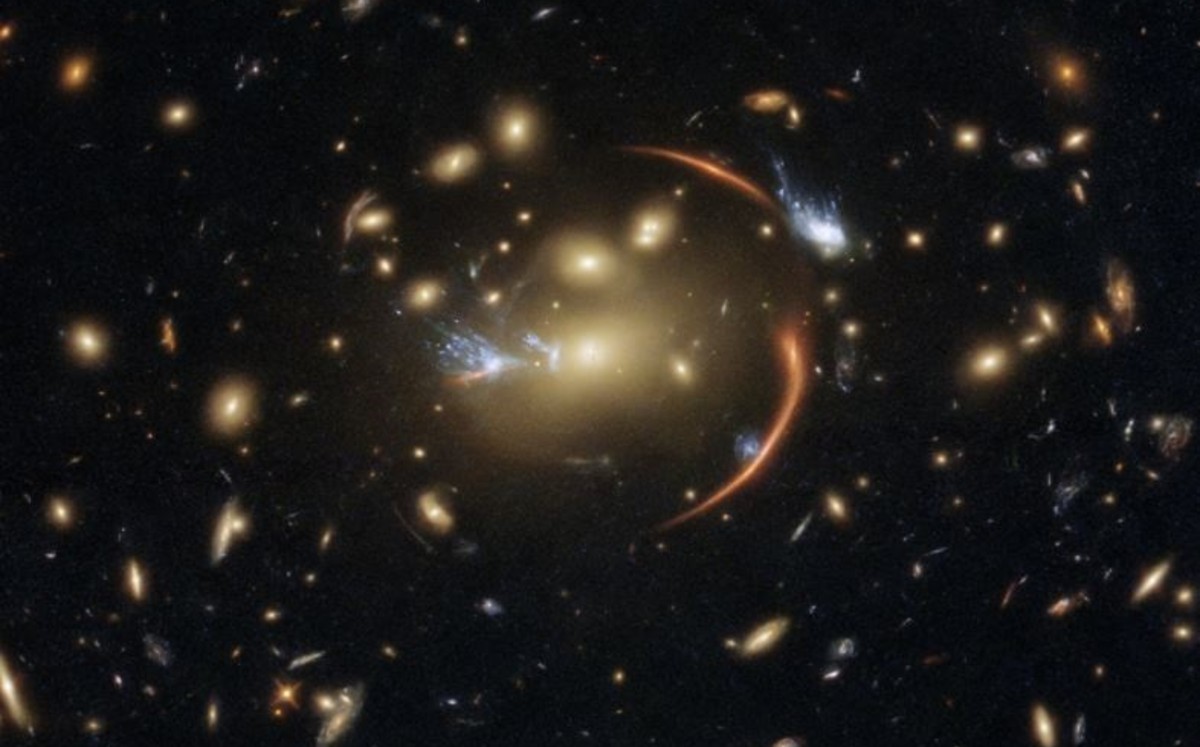 Telescopio Hubble observa una galaxia lejana a través de lente cósmica