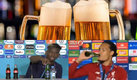 Pogba y Van Dijk, uno rechazó una cerveza y el otro se la tomó ante la prensa. (Twitter)