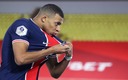 Mbappé presumiendo el escudo del PSG. (Foto: AFP)