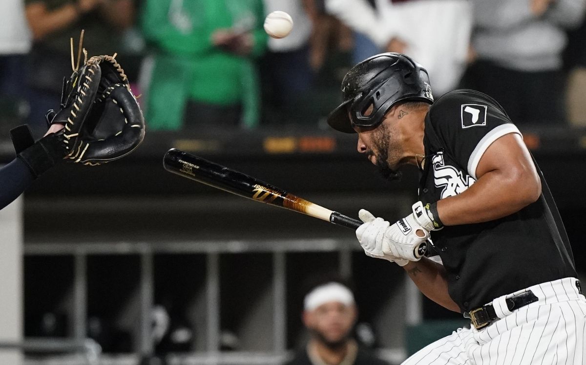 José Abreu recibió dos pelotazos durante el juego. (AP)