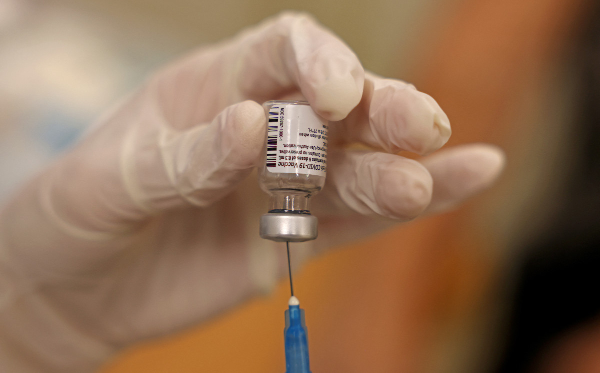 El diario británico habría observado el contrato con Moderna y Pfizer. (FOTO: AFP)