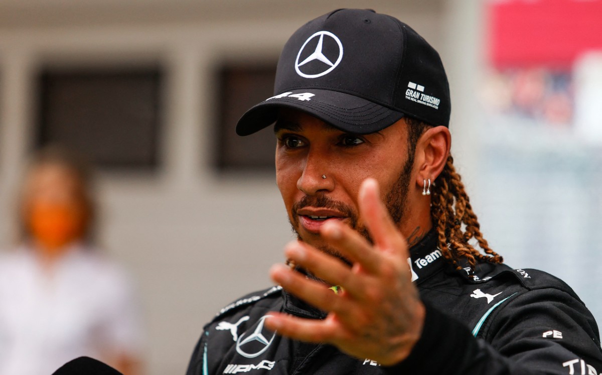 El piloto británico al término de la competencia; posteriormente se sintió mal. Foto: AFP