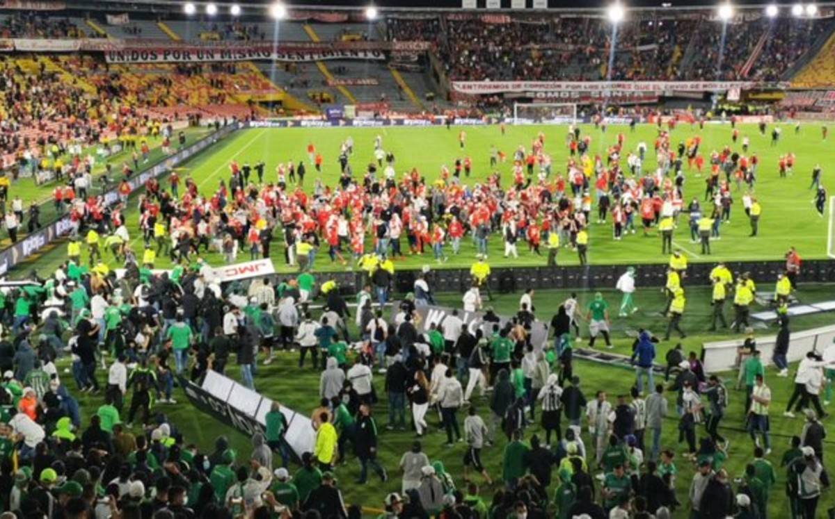 Así se veía la invasión desde la tribuna. Foto: Twitter