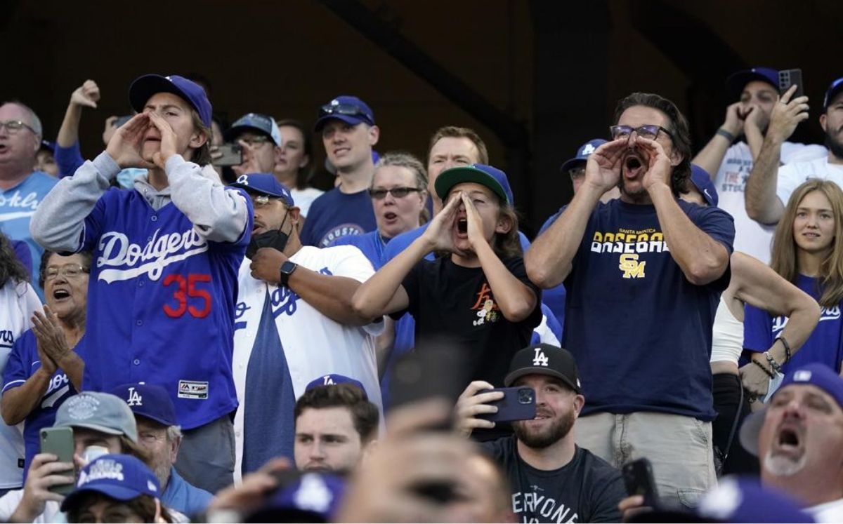 El Dodger Stadium mostraba buena entrada aunque aún no estaba lleno en su totalidad. (AP)
